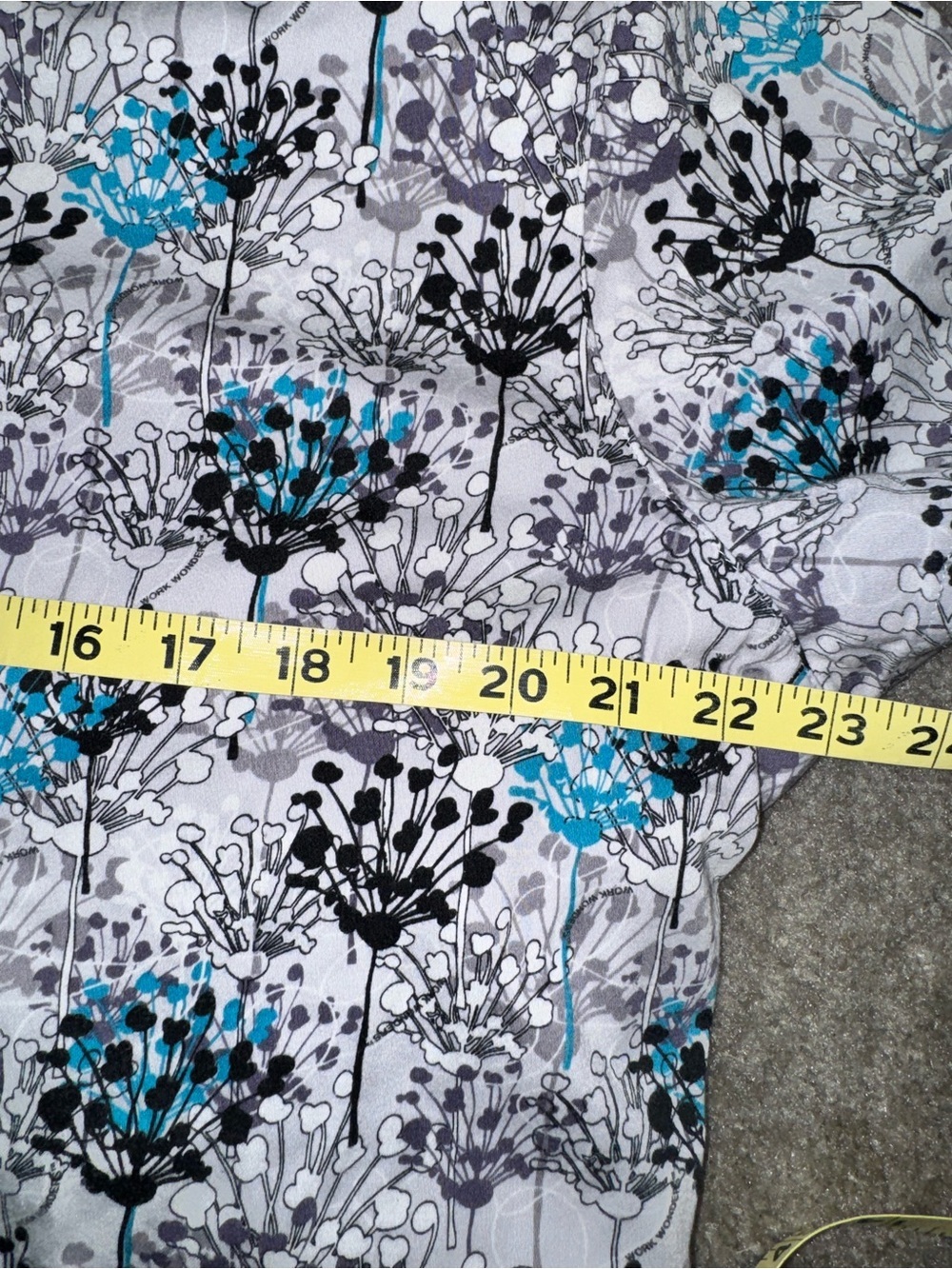 Dansko XL floral women’s scrub top - Picture 7 of 8